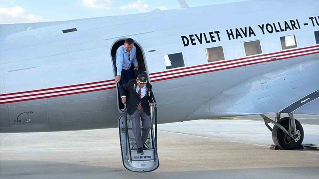 Kıbrıs Gazisi, Eskişehir Sivrihisar'da DC-3 uçağıyla buluşunca 'sevgilim' dedi