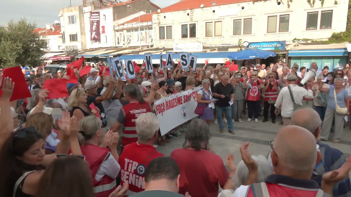 Foça\'da Saniye Fıçı\'nın AK Parti\'ye geçişi kırmızı kartla protesto edildi