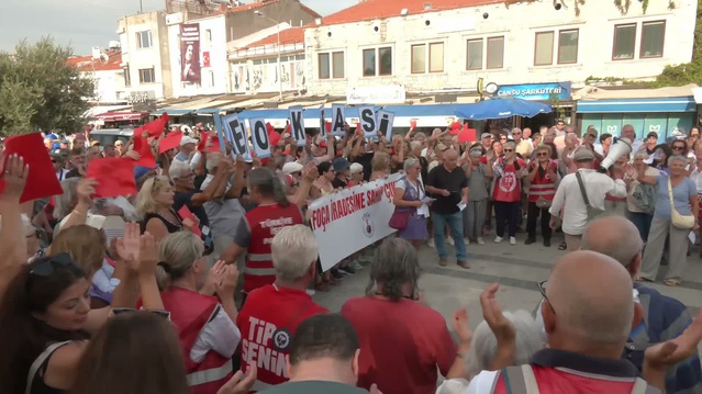 Foça'da Saniye Fıçı'nın AK Parti'ye geçişi kırmızı kartla protesto edildi