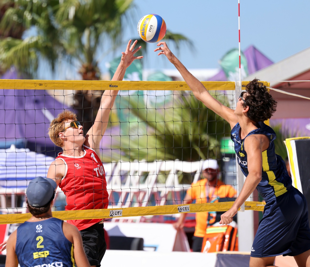 Foça\'da U18 Plaj Voleybolu Şampiyonası\'nda Türkiye ekipleri 25-29\'luk maçlara kaldı