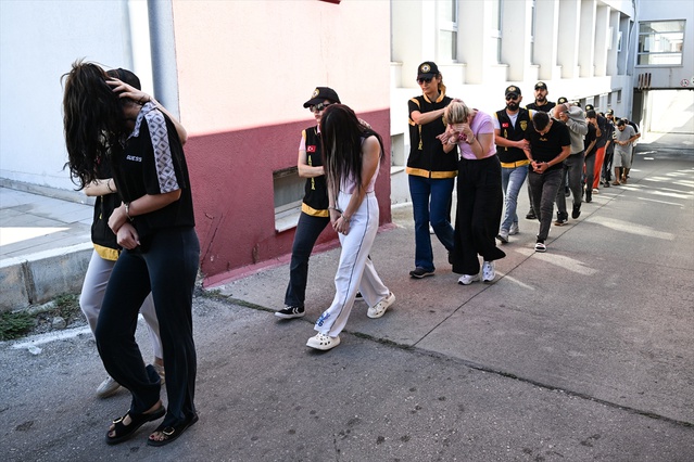 Adana merkezli 3 ilde fuhuş operasyonunda 17 şüpheli tutuklandı, 11 kadın kurtarıldı