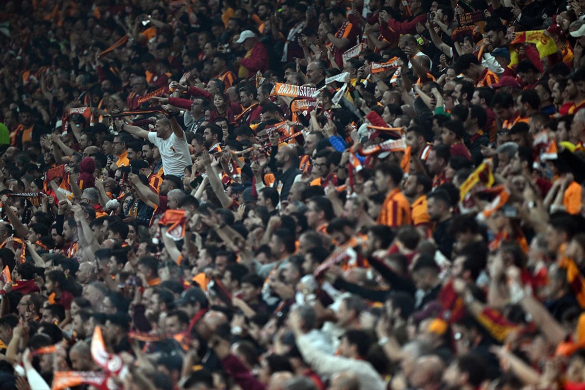 Galatasaray\'ın iki yıldızı taraftarın gazabından kurtulamadı