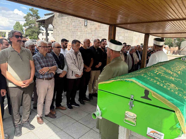 Gazeteci Fuat Kantarcı, 59 yaşında Erzurum'da Narmanlı Camii'nde uğurlandı