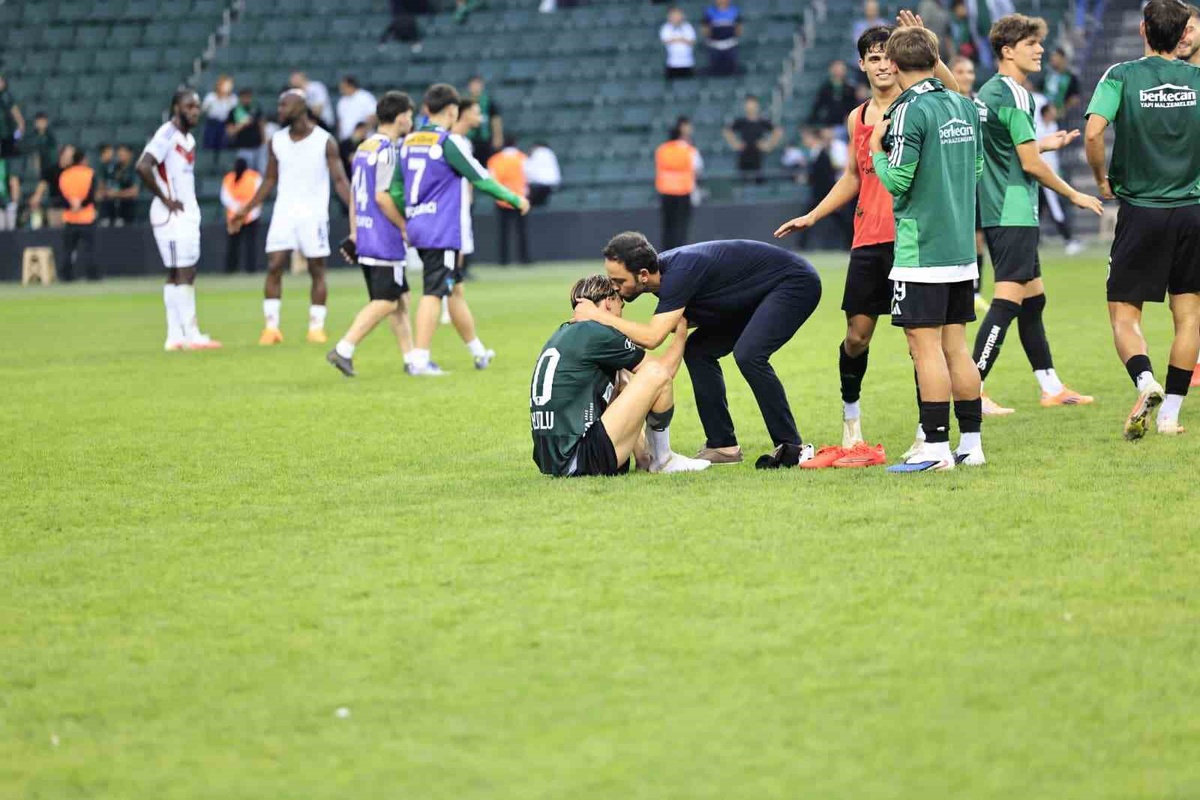 Kocaelispor, Gaziantep FK'yı 2-0 yendi, Selçuk İnan Berkan Kutlu'yu alnından öptü