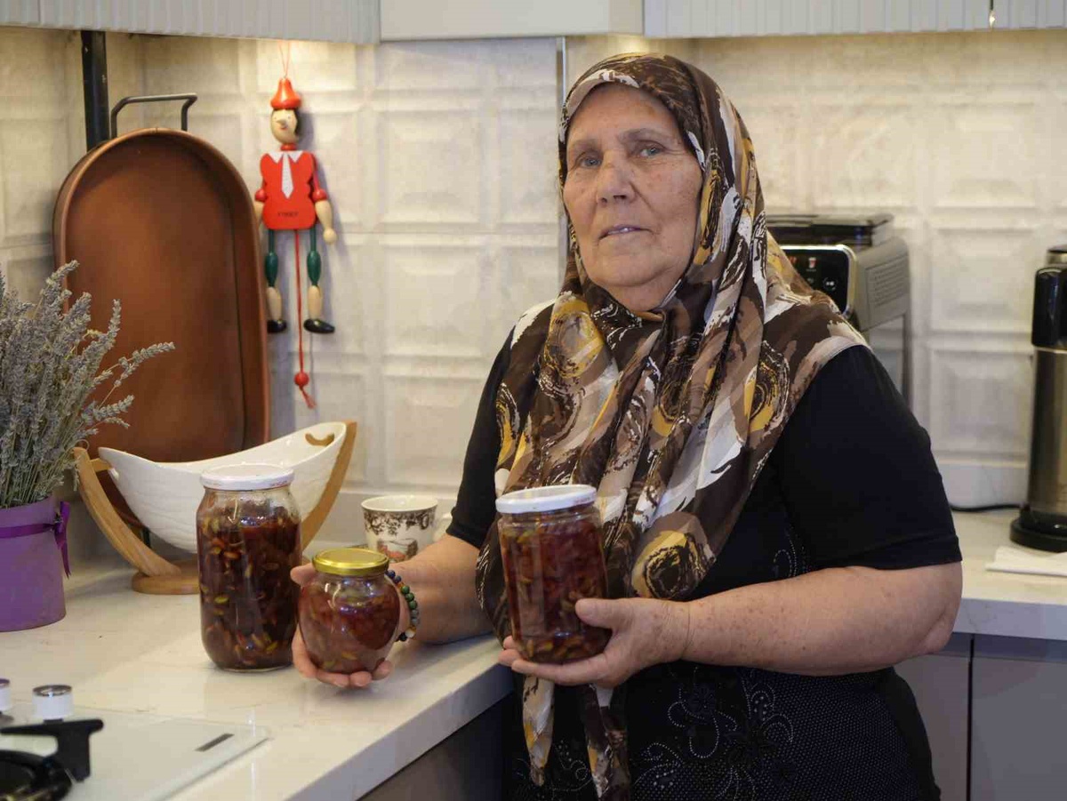 Gaziantep\'te 73 yaşındaki Reyzan Dirmilli, fıstık kabuklarını reçele dönüştürdü
