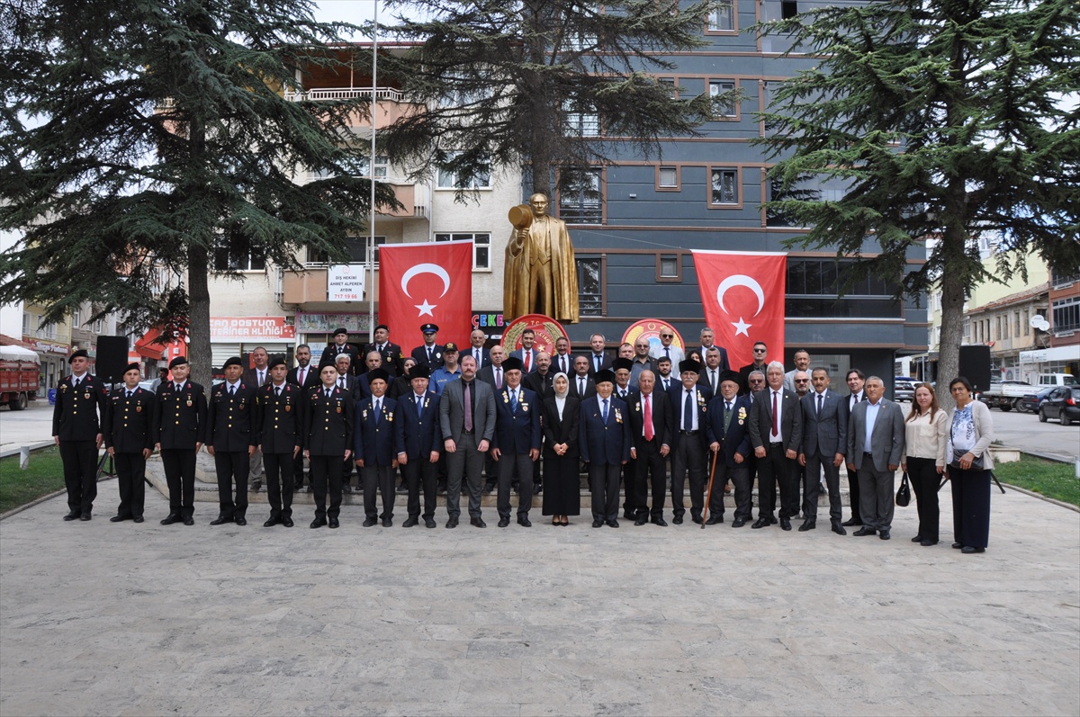 19 Eylül Gaziler Günü Gümüşhacıköy\'de törenle kutlandı, anıta çelenk sunuldu