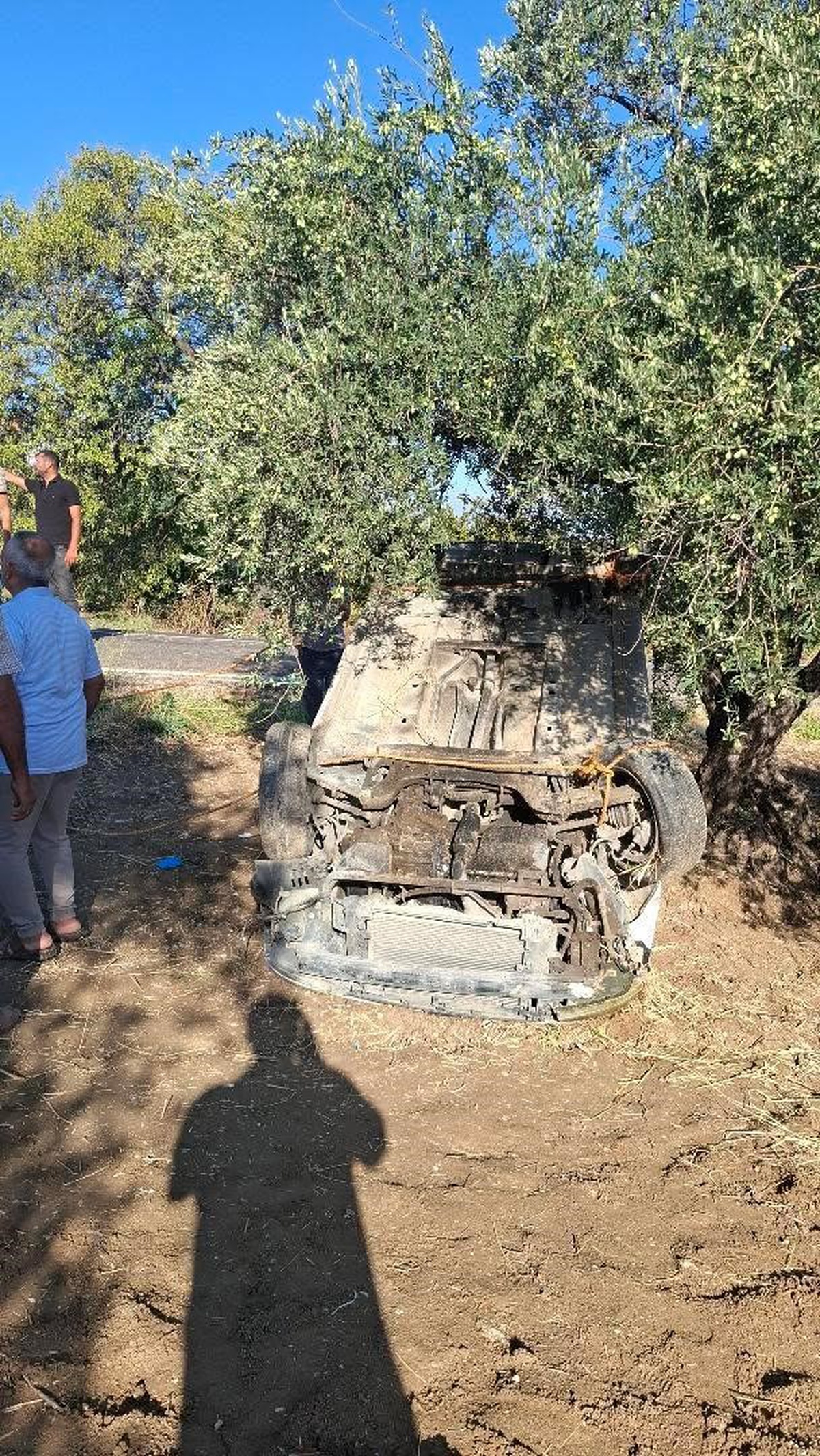 Kontrolden çıkan otomobil Hatay Altınözü\'nde zeytin bahçesine uçtu, sürücü yaralandı