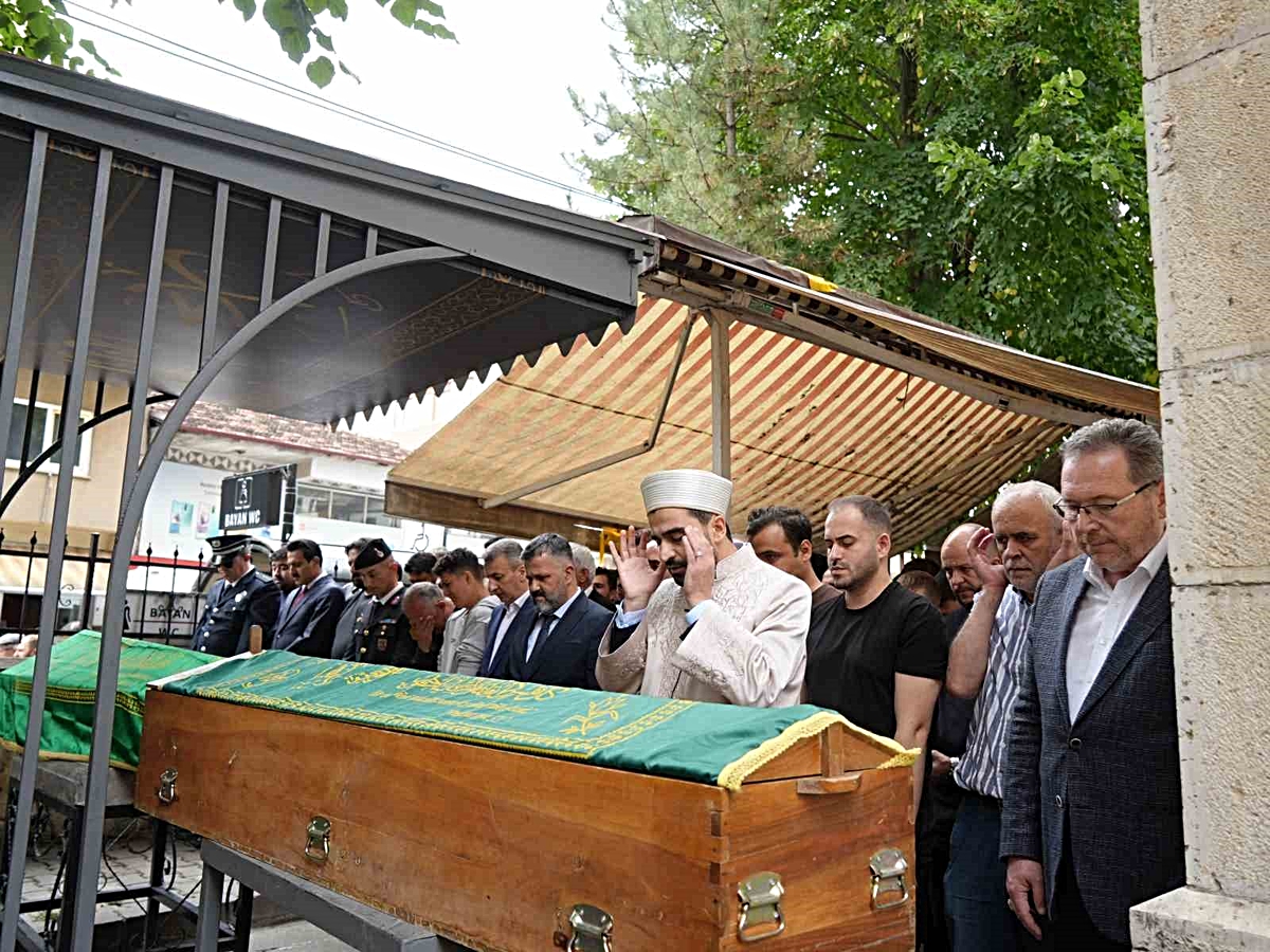 Hayrabolu\'da silahlı saldırıda ölen kuyumcu toptancısı Kastamonu Araç\'ta defnedildi