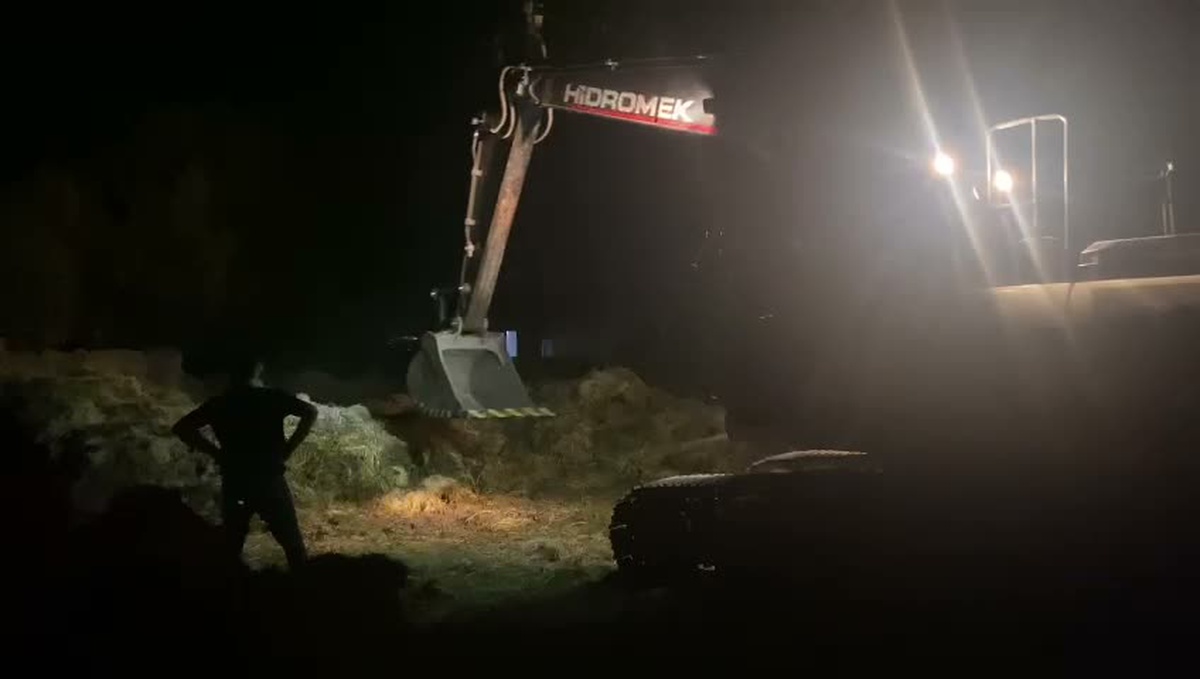 Iğdır Ramazankent\'te çıkan yangında yaklaşık bin 100 balya saman zarar gördü
