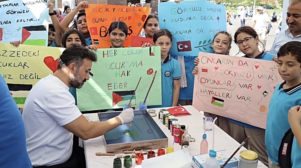 Öğrenciler Gazze\'deki akranları için uçurtmalarını gökyüzüyle buluşturdu