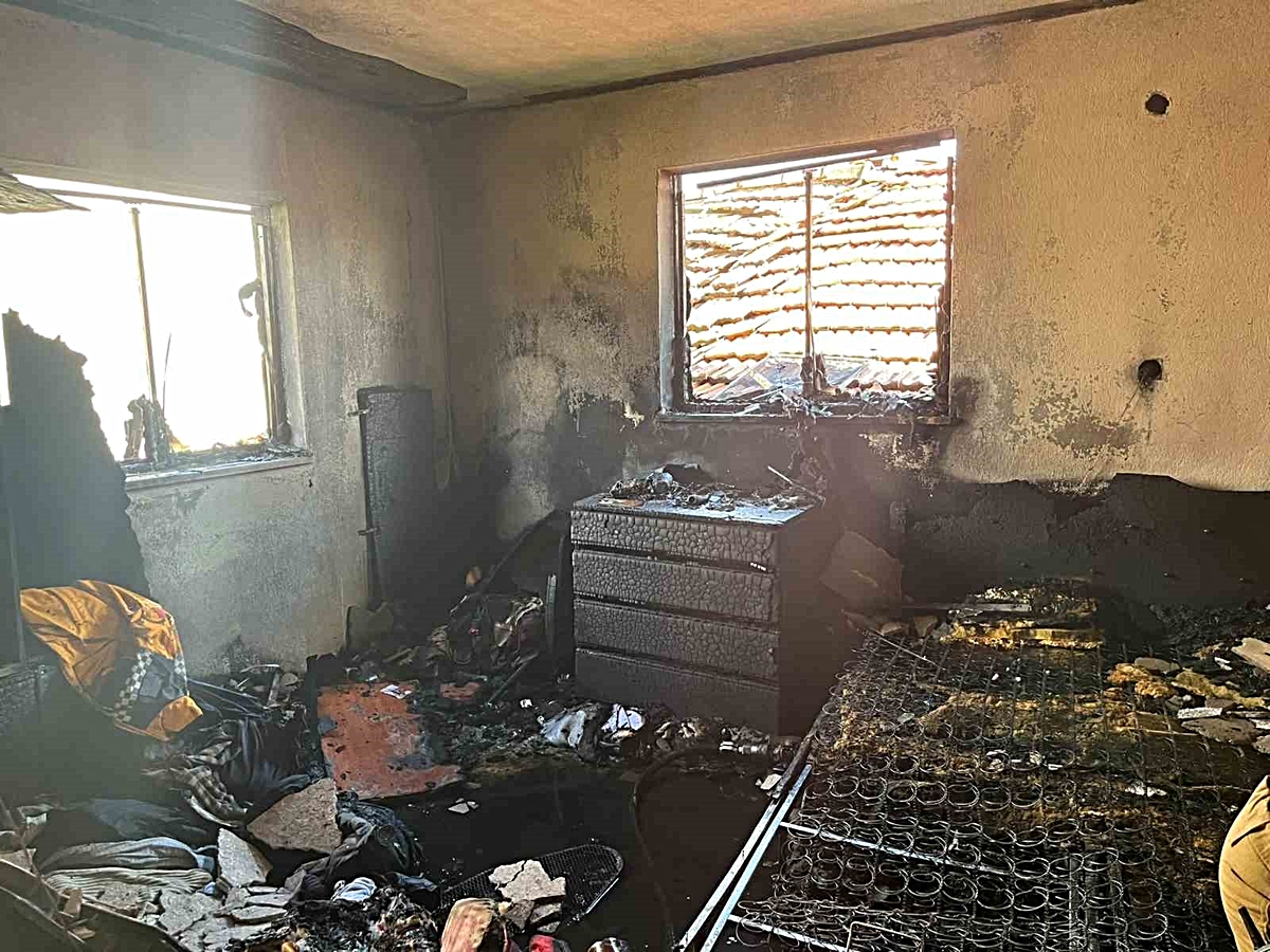 Isparta Yalvaç\'ta ev yangını söndürüldü, 1 kişi dumandan etkilenerek hastaneye kaldırıldı