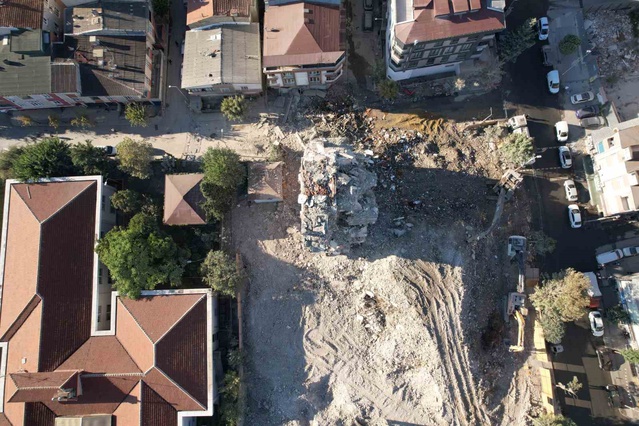 Küçükçekmece'de kendiliğinden çöken 6 katlı bina, 2 kişinin yaralanmasına neden oldu