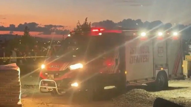 İstanbul'da toprak kayması: Göçük altında kalan işçiler aranıyor