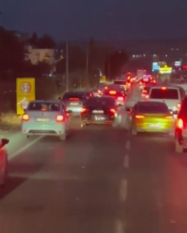 İtfaiyenin önünü kesti, ardından çakarını açtı! Vekilin makam aracı olduğu öne sürüldü