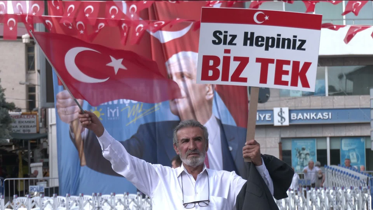 Aksaray\'da İYİ Parti\'nin \'Bayrak Açıyorum\' mitinginde Öcalan\'a tepki gösterildi