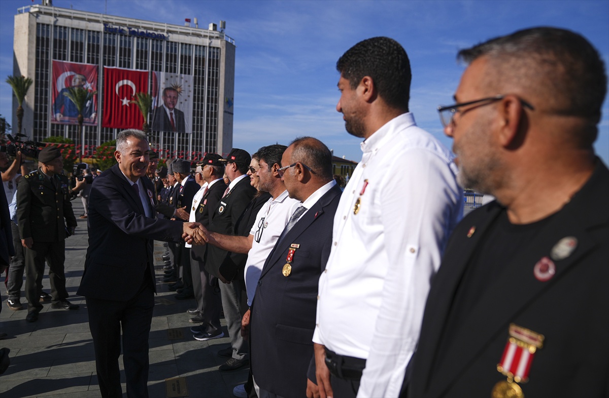İzmir\'de 19 Eylül Gaziler Günü töreni Atatürk Anıtı\'na çelenk sunumuyla başladı
