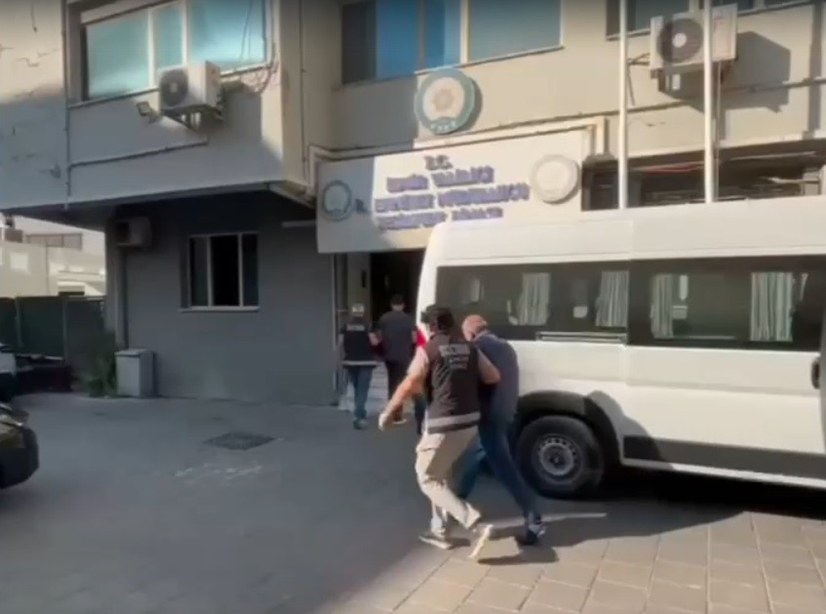İzmir\'de tefecilik operasyonunda 8 şüpheli yakalandı, 2 milyon TL ele geçirildi
