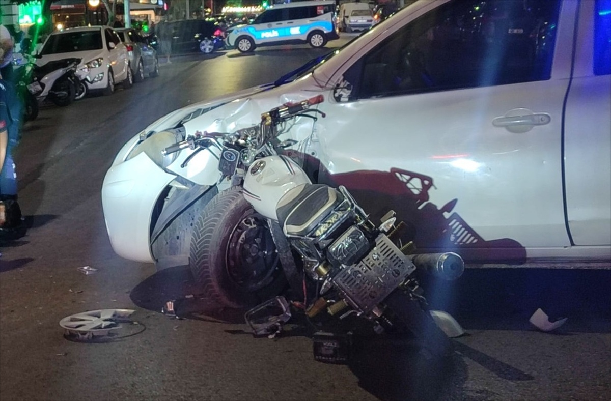 İzmir Ödemiş\'te iki aracın çarpıştığı kazada motosikletteki 2 kişi yaralandı