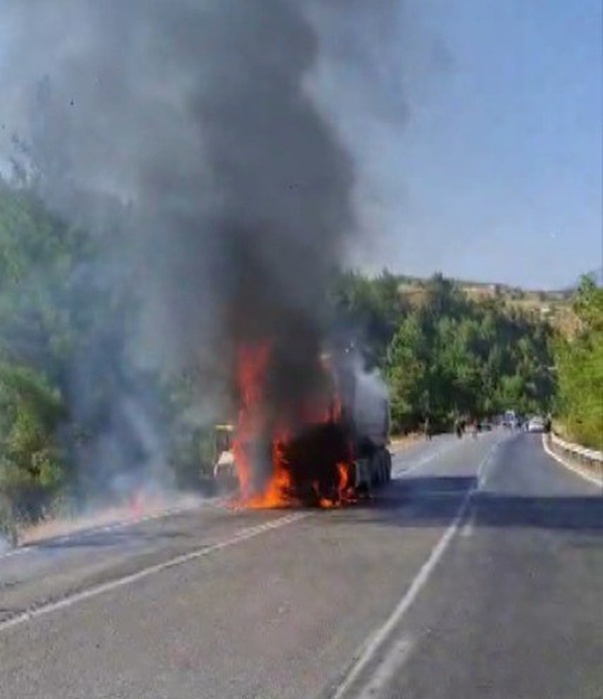 Kahramanmaraş Onikişubat'ta seyir halindeki kamyonda yangın çıktı, itfaiye söndürdü