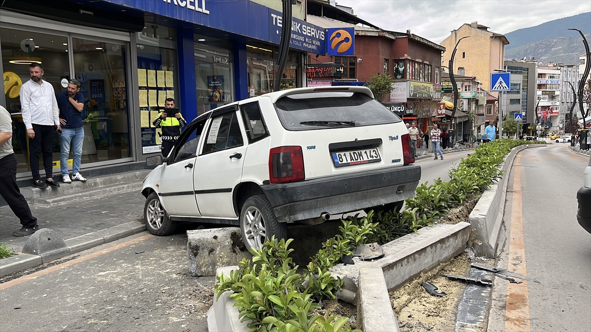 Karabük\'te 81 yaşındaki sürücünün kullandığı otomobilin yayaya çarpması kamerada