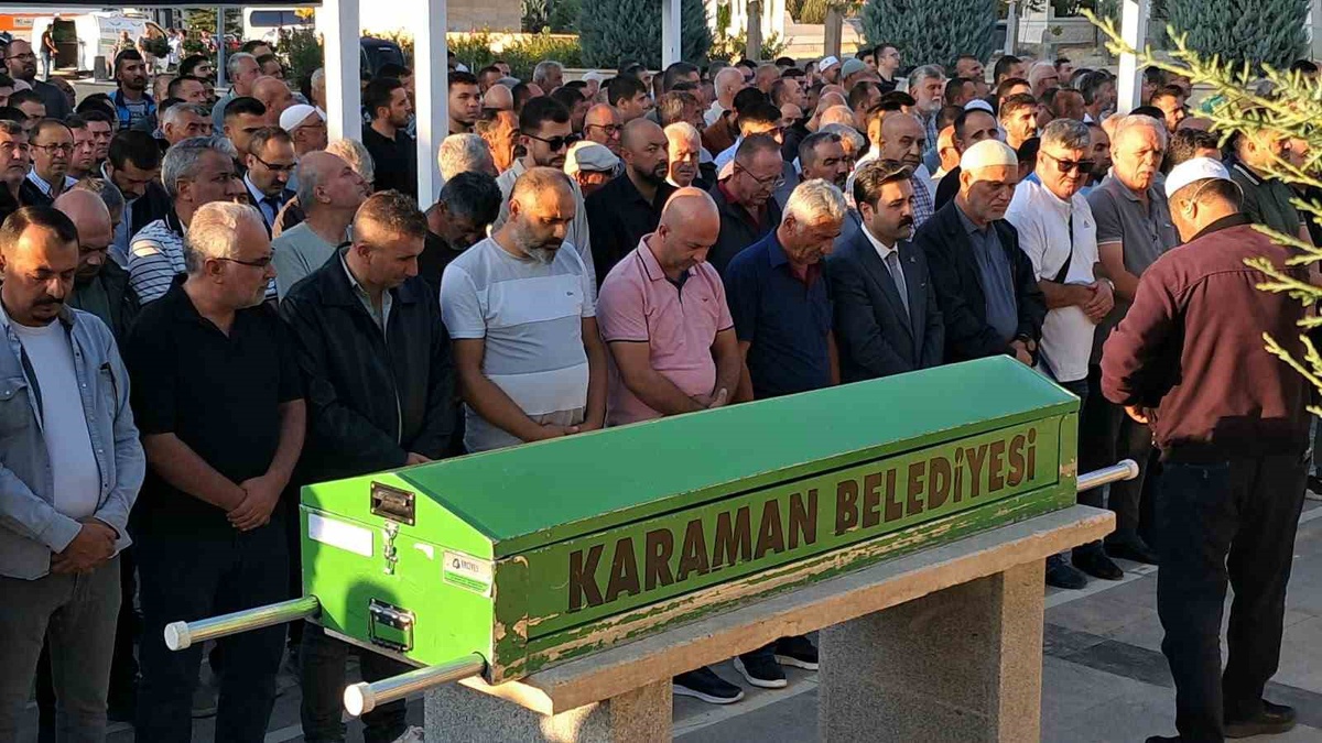Karaman\'da çöp kamyonundan düşen 28 yaşındaki temizlik işçisi toprağa verildi