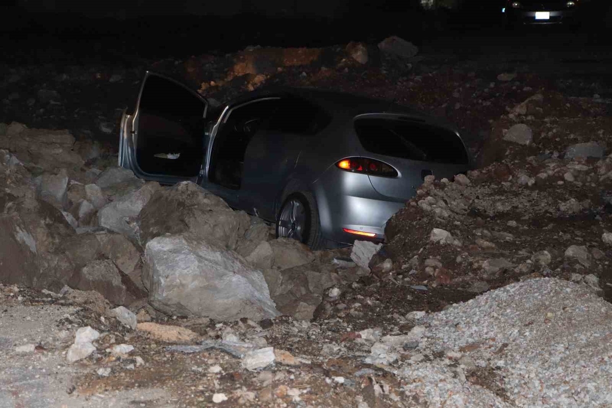 Karaman\'da otomobil inşaatın kazı alanına uçtu, 2 kişi yaralandı