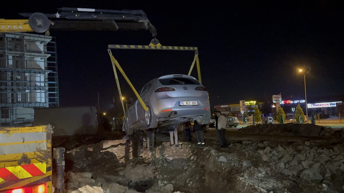 Karaman\'da inşaatın kazı alanına düşen otomobilde 2 kişi yaralandı, o anlar kamerada