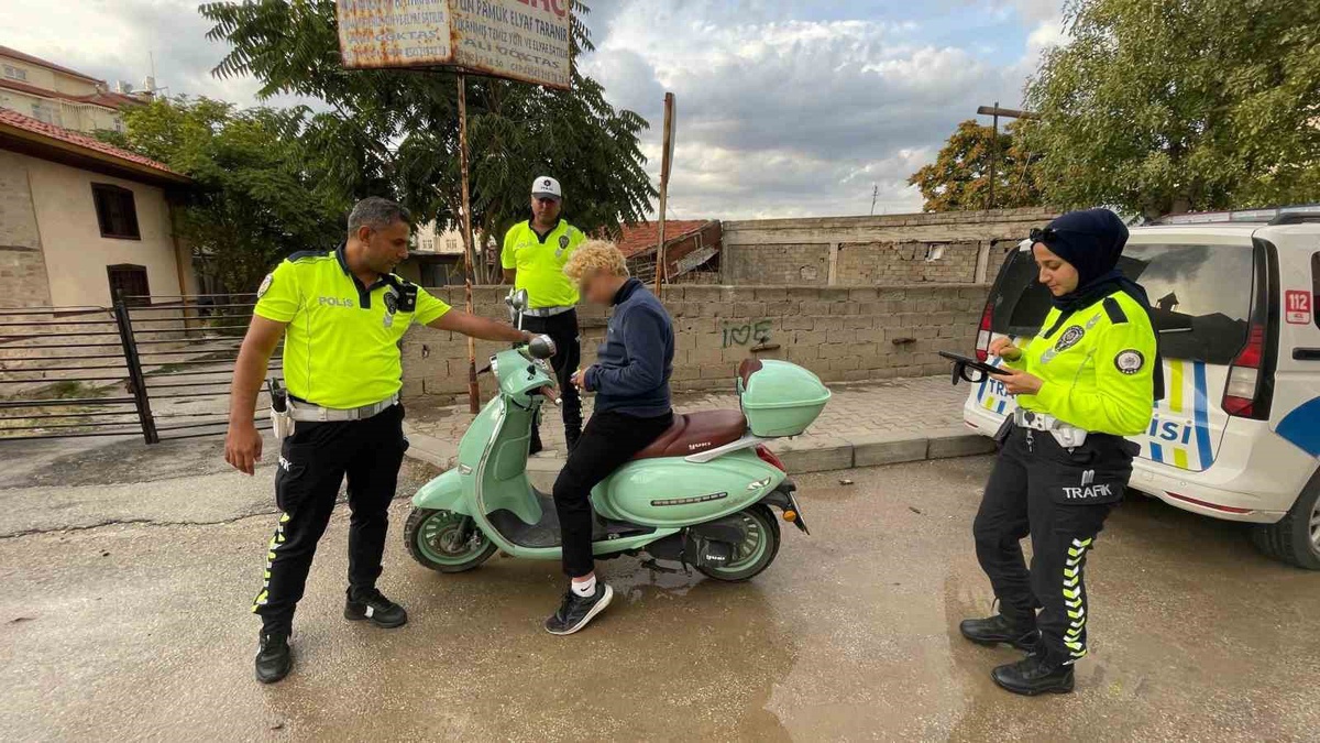16 yaşındaki kasksız motosiklet sürücüsüne Karaman\'da 12 bin 500 lira ceza uygulandı