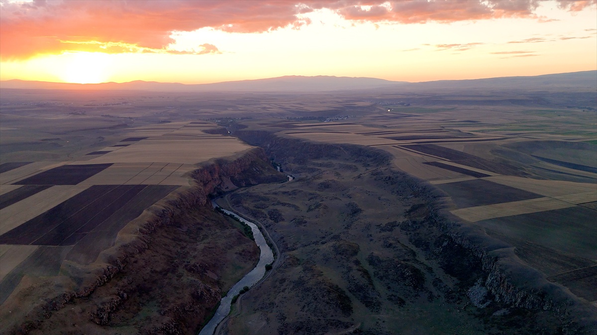Kars Akyaka\'da halı desenli tarlalar dronla görüntülendi, bazılarında çalışma sürüyor