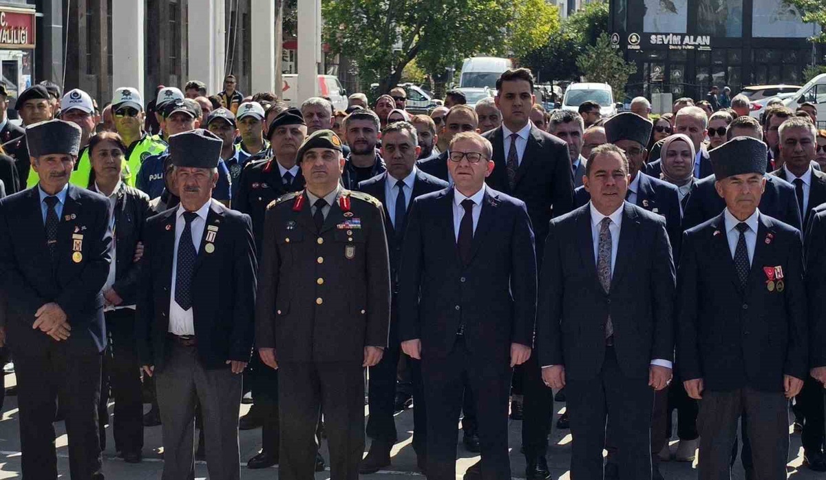 Kars\'ta Gaziler Günü töreni Atatürk Anıtı\'nda yapıldı, Vali Polat gazileri kutladı