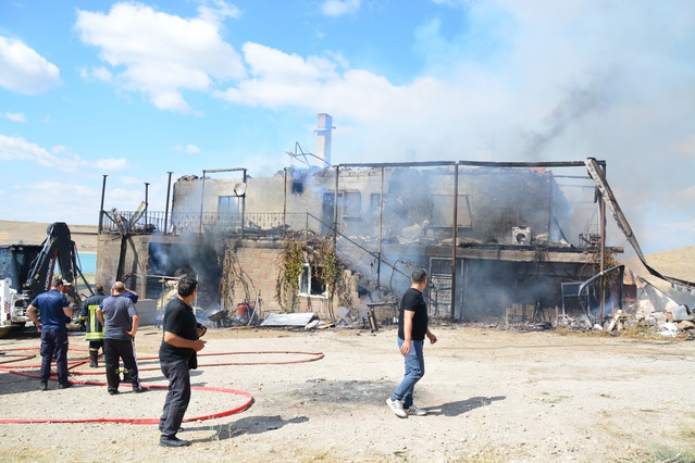 Kayseri Yahyalı'da yangın 2 katlı evi kullanılamaz hale getirdi, 20 büyükbaş kurtarıldı