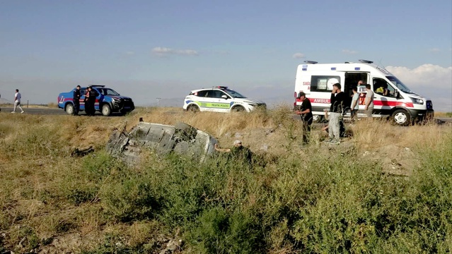 Kayseri Yeşilhisar'da kontrolden çıkan otomobil şarampole devrildi, 3 kişi yaralandı