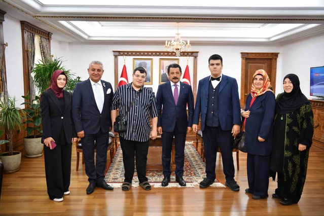 Kırşehir'de Üreten Eller Sokağı'nda engelli bireyler ürünlerini tanıtıyor