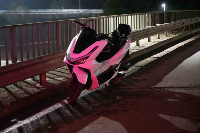 Kocaeli Başiskele'de motosiklet bariyere çarptı, 34 yaşındaki sürücü yaralandı.