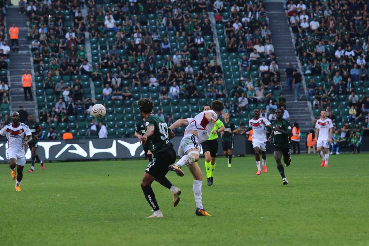 Berkan Kutlu ve Agyei'nin golleriyle Kocaelispor, Gaziantep FK'yı 2-0 yendi