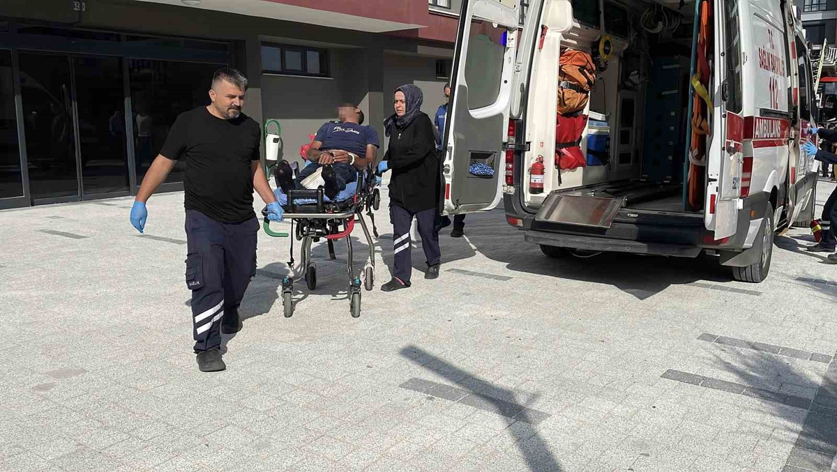Konya\'da 10 katlı binanın çatısında intihara kalkışan şahıs alkolün etkisiyle uyudu