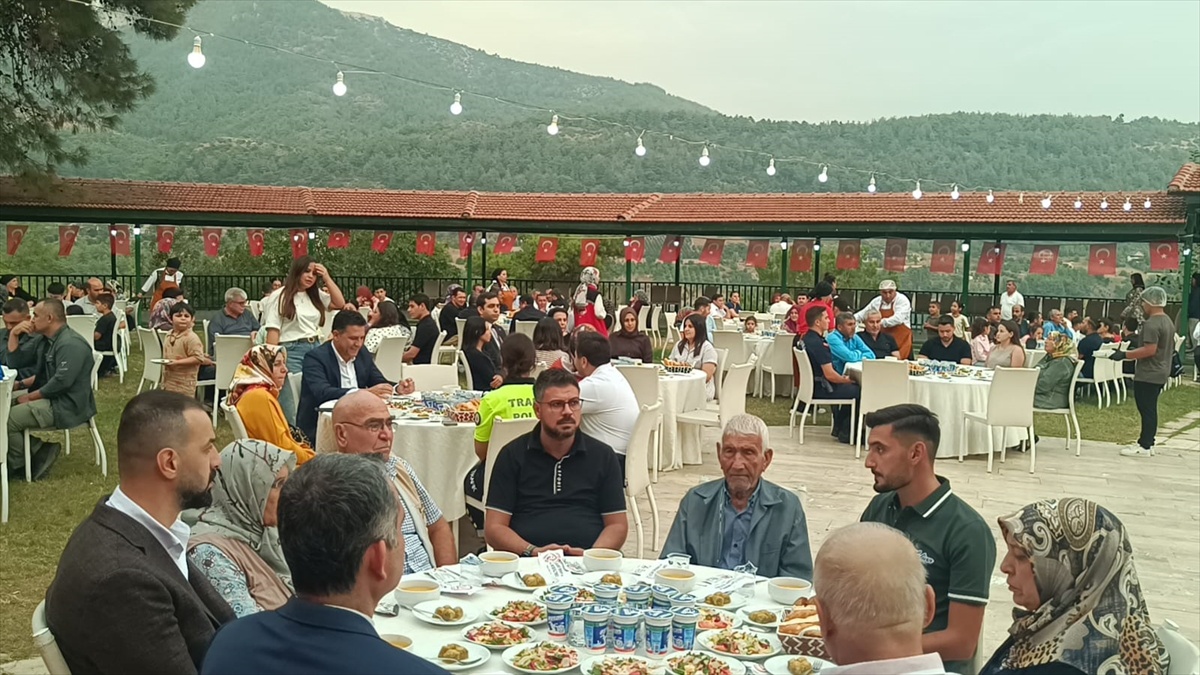 Kozan ilçesinde şehit aileleri ve gaziler yemekte bir araya geldi
