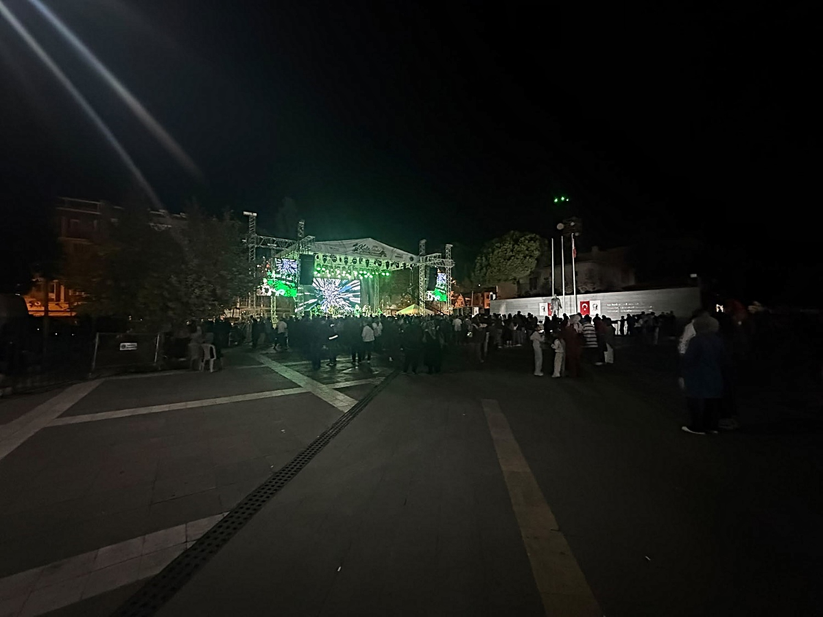 Kula\'da kurtuluşun 104. yılı etkinliğinde Zeynep Dizdar konserine katılım düşük kaldı