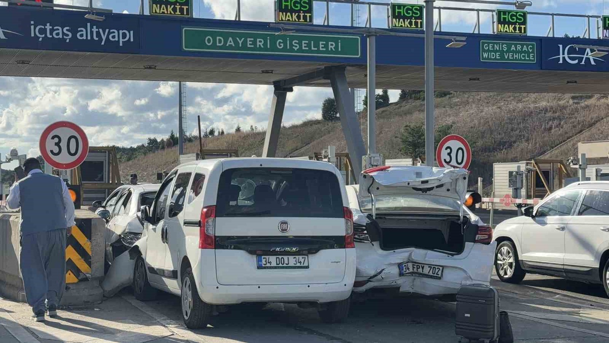 Odayeri gişelerinde zincirleme kazaya 4 araç karıştı, 2 kişi hafif yaralandı