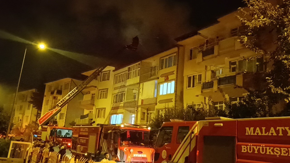 Malatya Yeşilyurt'ta 4 katlı binanın çatısındaki yangını itfaiye söndürdü