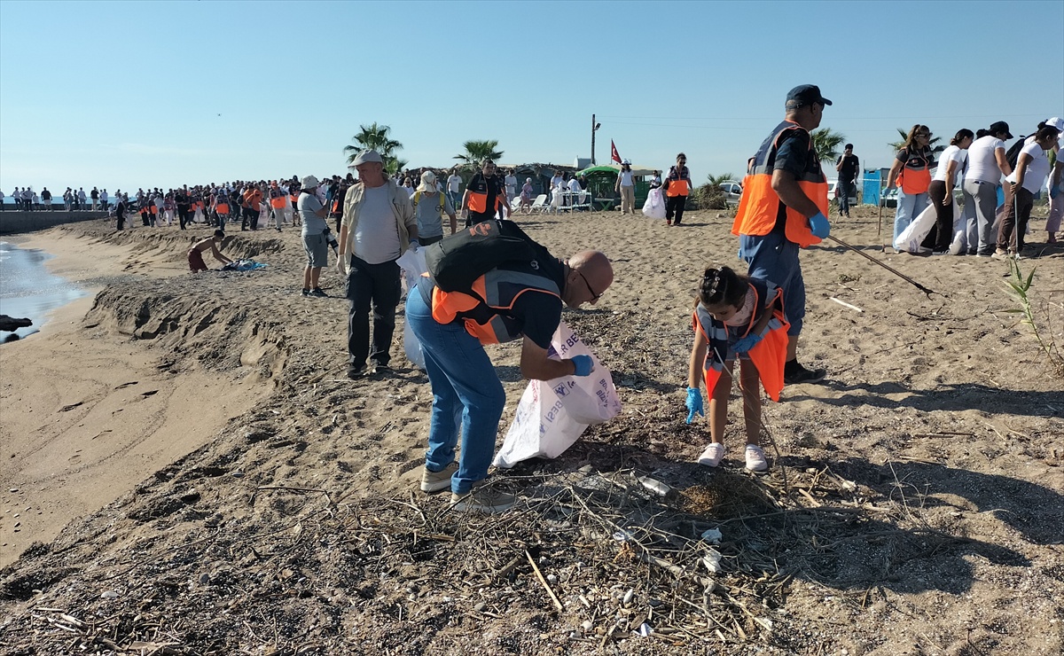 Manavgat\'ta kıyı temizliğinde Vali Şahin izmarit uyarısında bulundu