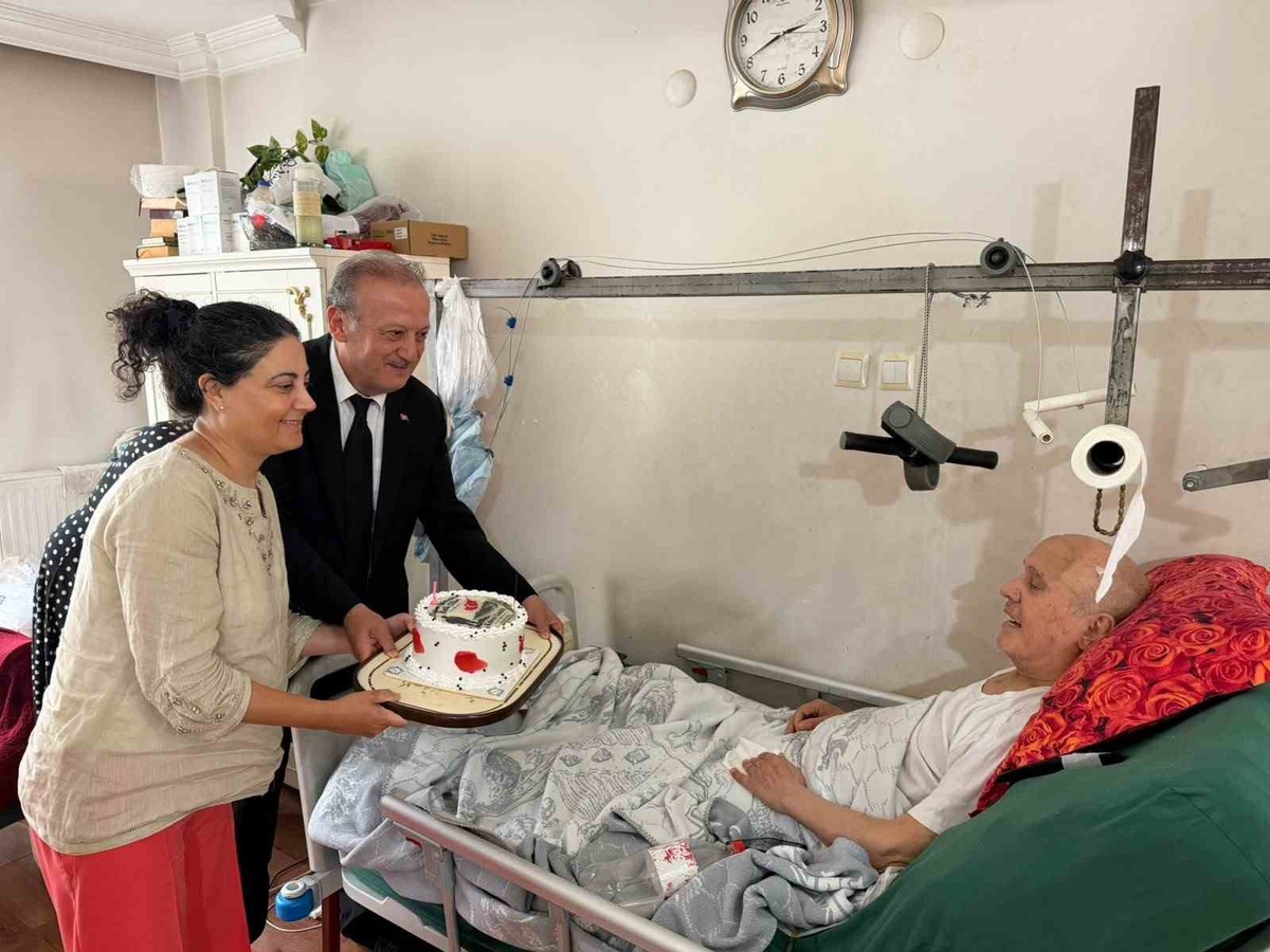 Merkezefendi Kaymakamı yatağa bağlı Kıbrıs Gazisini ziyaret edip doğum gününü kutladı