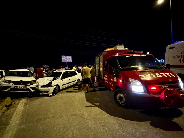 Muğla Fethiye'de kavşakta çarpışan iki otomobilde 2'si çocuk 4 kişi yaralandı.