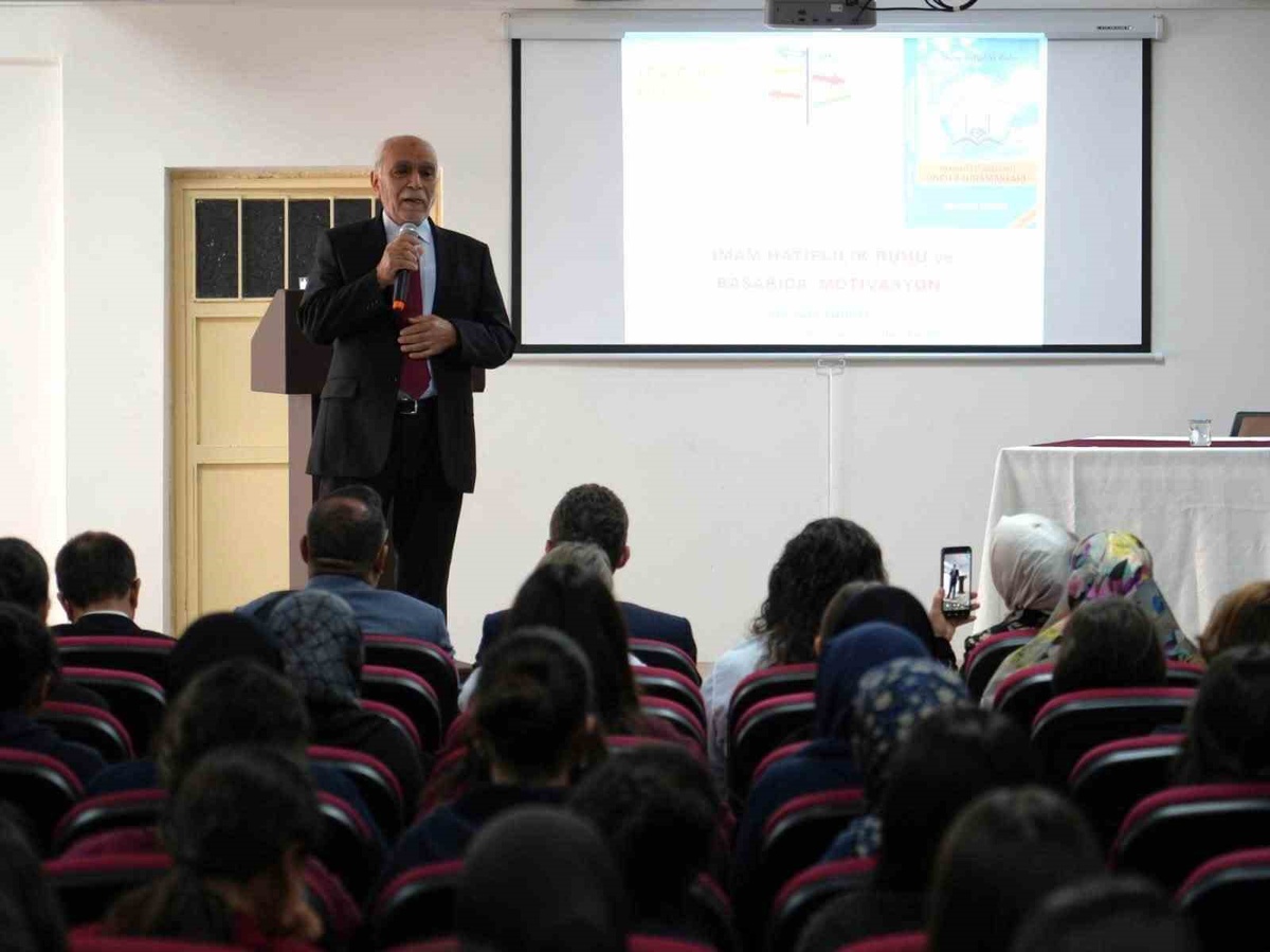 Muğla Kız Anadolu İmam Hatip Lisesi\'nde öğrenciler Mustafa Turan\'ı dinledi