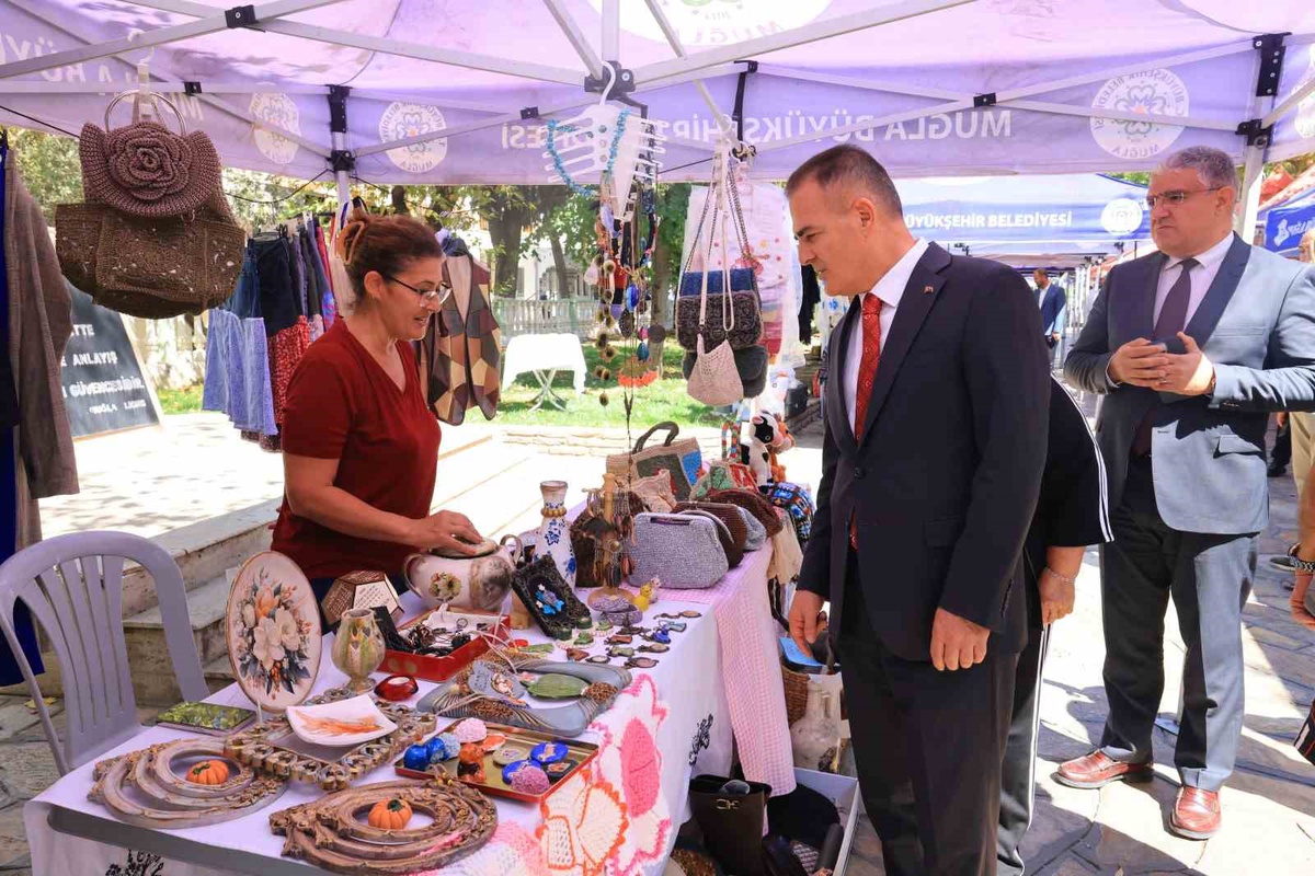 Muğla Valisi Akbıyık, Mor Pazar\'ı ziyaret edip emek veren kadınları tebrik etti