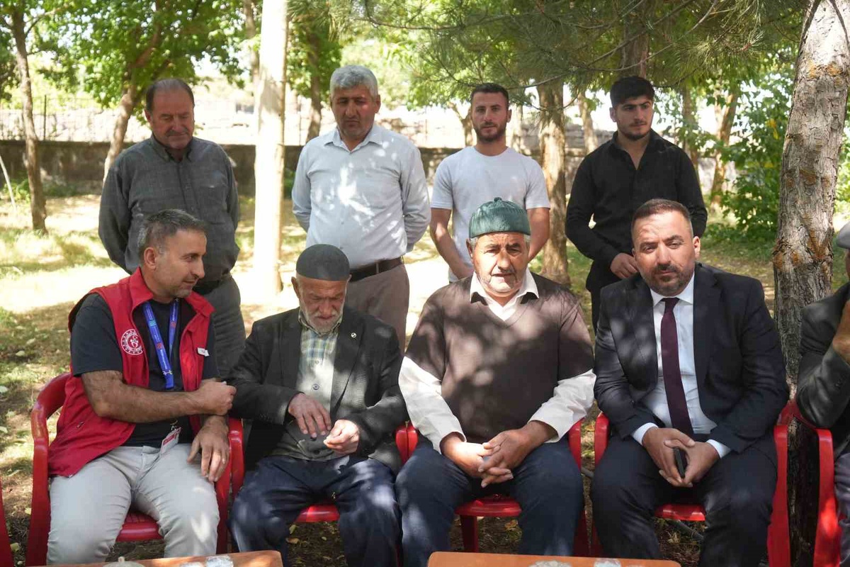 Muş Korkut\'ta gençlik gönüllüleri, iki Kıbrıs gazisini Gaziler Günü\'nde ziyaret etti
