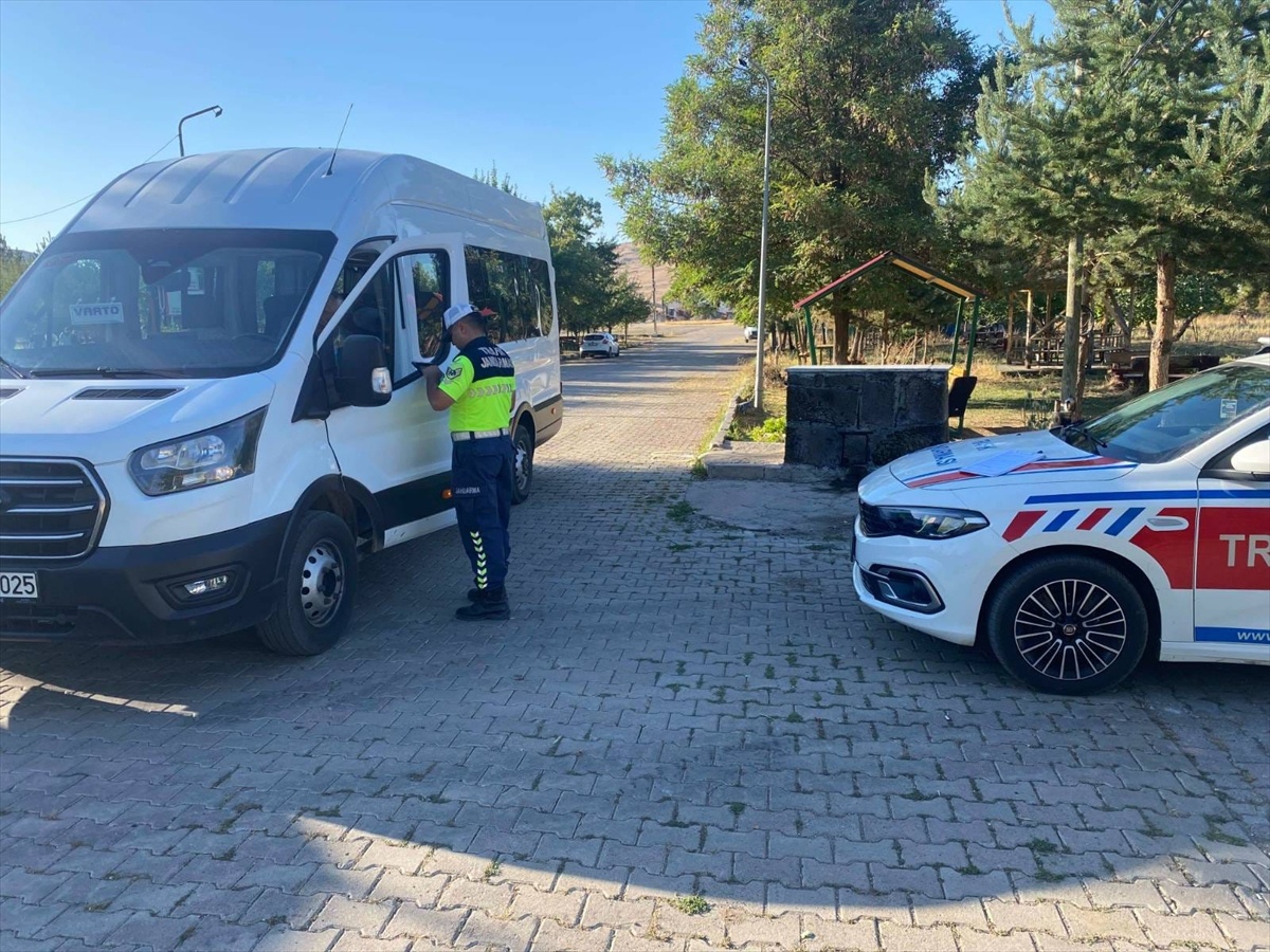 Muş Varto\'da jandarma, okul servislerini denetledi, sürücülere kuralları anlattı