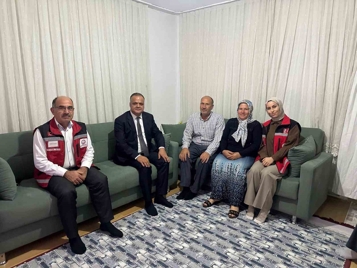 Mersin Mut\'ta Kaymakam Çelikkol, Gaziler Günü\'nde gazi ailelerini evlerinde dinledi