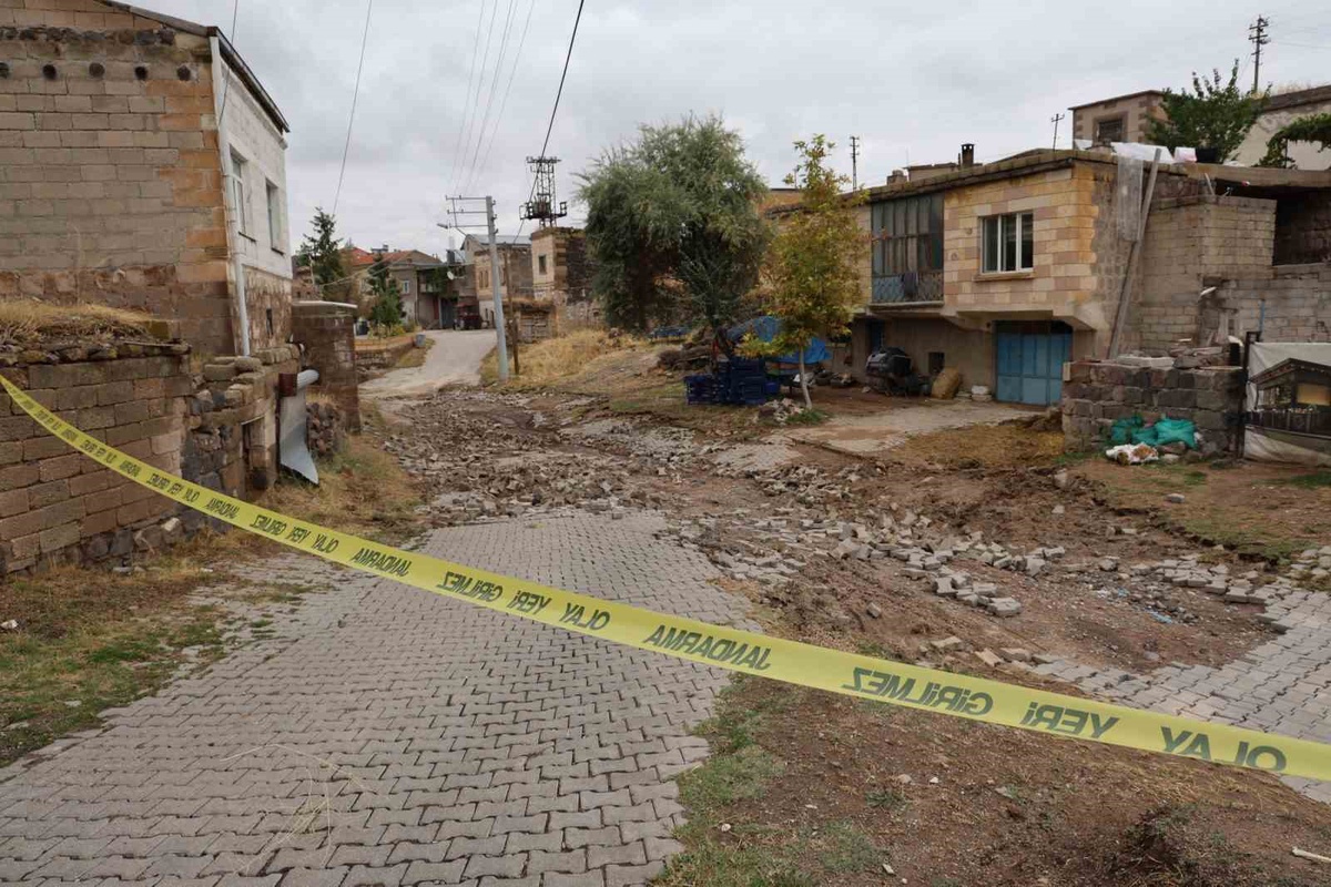 Nevşehir Ürgüp Karakaya\'da sel sularına kapılan araçtakiler cam kırılarak kurtarıldı