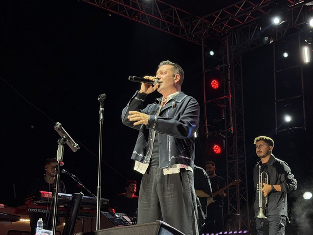 Oğuzhan Koç'a konserde ilginç hediye! Şaşkınlığını gizleyemedi